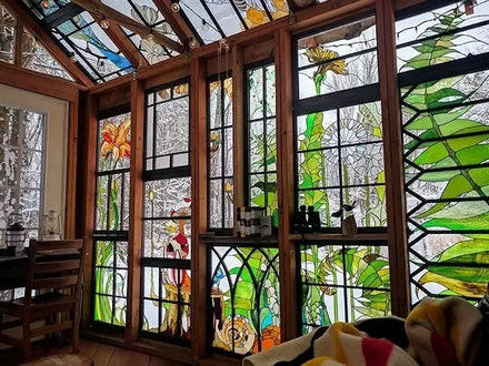 विभिन्न आकृतियों और रंगों में अनुकूलित ग्लास